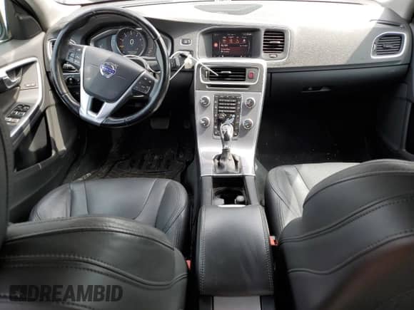 2018 Volvo S60 Inscription Platinum z VIN LYV402TM7JB156553, wystawiony jako Copart lot #53171715 z przebiegiem 67 688 mil mil oraz Szkoda całkowita • Salvage title. Historia ofert i sprzedaży dostępna na DreamBid. Obrazek 8.