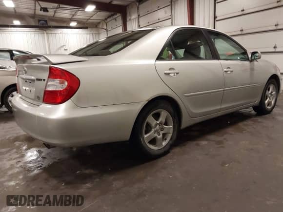 2002 Toyota Camry LE z VIN 4T1BE32K02U033310, wystawiony jako IAAI lot #42586585 z przebiegiem 154 658 mil mil oraz . Historia ofert i sprzedaży dostępna na DreamBid. Obrazek 4.