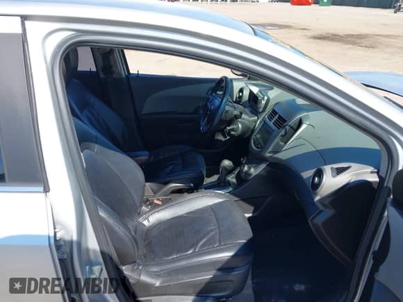 2013 Chevrolet Sonic LTZ z VIN 1G1JE5SB2D4105616, wystawiony jako IAAI lot #42646278 z przebiegiem 134 392 mil mil oraz . Historia ofert i sprzedaży dostępna na DreamBid. Obrazek 5.