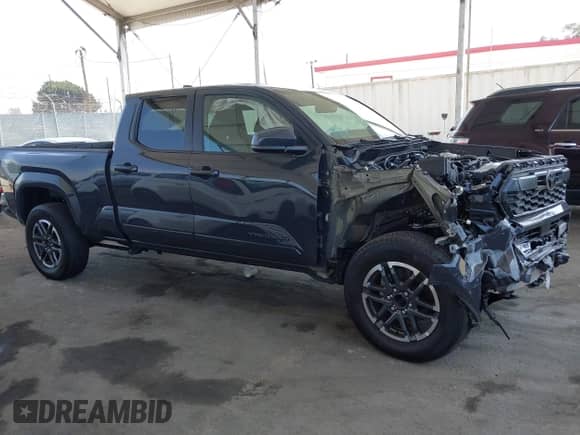2024 Toyota Tacoma SR5 z VIN 3TMLB5JN5RM080565, wystawiony jako IAAI lot #42584677 z przebiegiem 17 149 mil mil oraz . Historia ofert i sprzedaży dostępna na DreamBid. Obrazek 1.