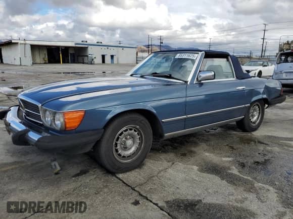 1984 Mercedes-Benz 380 SL z VIN WDBBA45A0EA010252, wystawiony jako Copart lot #85311625 z przebiegiem 75 448 mil mil oraz Szkoda całkowita • Salvage title. Historia ofert i sprzedaży dostępna na DreamBid. Obrazek 1.