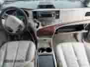 2012 Toyota Sienna XLE с VIN 5TDYK3DC3CS264575, выставлен на аукционе Copart как лот 82296885 с пробегом 131 577 миль миль и Списание • Salvage title. История ставок и продаж доступна на DreamBid. Изображение 8.