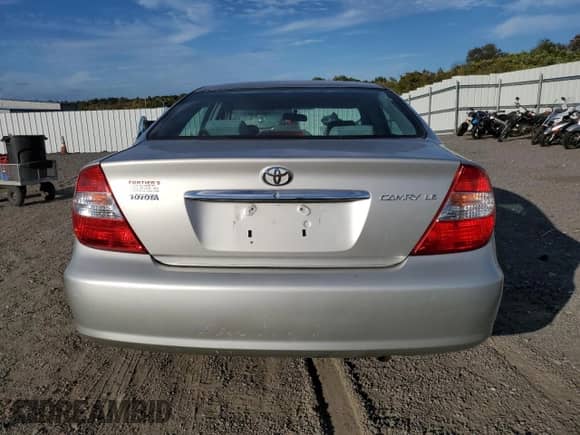 2004 Toyota Camry LE с VIN 4T1BE32KX4U831882, выставлен на аукционе Copart как лот 85110405 с пробегом Не указан миль и Чистый • Clean title. История ставок и продаж доступна на DreamBid. Изображение 6.
