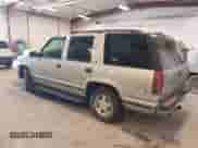 1996 Chevrolet Tahoe Limited z VIN 1GNEC13R4TJ318772, wystawiony jako IAAI lot #41953820 z przebiegiem 250 262 mil mil oraz . Historia ofert i sprzedaży dostępna na DreamBid. Obrazek 3.