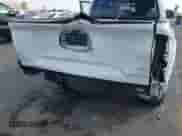 2020 Toyota Tacoma SR5 z VIN 3TMBZ5DN7LM026596, wystawiony jako IAAI lot #40705410 z przebiegiem 123 489 mil mil oraz . Historia ofert i sprzedaży dostępna na DreamBid. Obrazek 6.