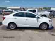 2017 Chevrolet Sonic LT z VIN 1G1JD5SH4H4104092, wystawiony jako IAAI lot #42826312 z przebiegiem 156 405 mil mil oraz . Historia ofert i sprzedaży dostępna na DreamBid. Obrazek 14.