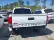 2021 Toyota Tacoma SR5 z VIN 3TYDZ5BN7MT003983, wystawiony jako IAAI lot #42052633 z przebiegiem 60 390 mil mil oraz . Historia ofert i sprzedaży dostępna na DreamBid. Obrazek 16.