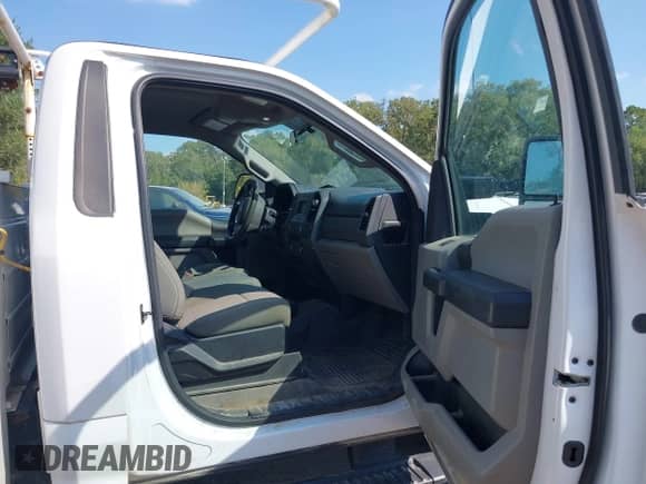 2019 Ford F-250 XL z VIN 1FTBF2B64KEE51684, wystawiony jako IAAI lot #43366697 z przebiegiem 176 643 mil mil oraz . Historia ofert i sprzedaży dostępna na DreamBid. Obrazek 1.