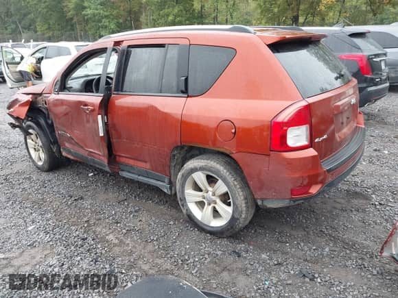 2012 Jeep Compass Sport z VIN 1C4NJDBB9CD675271, wystawiony jako IAAI lot #43279710 z przebiegiem 147 817 mil mil oraz . Historia ofert i sprzedaży dostępna na DreamBid. Obrazek 3.
