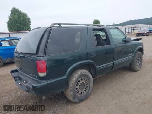 2002 Chevrolet Blazer LS z VIN 1GNDT13W22K228255, wystawiony jako IAAI lot #42923627 z przebiegiem 166 545 mil mil oraz . Historia ofert i sprzedaży dostępna na DreamBid. Obrazek 4.