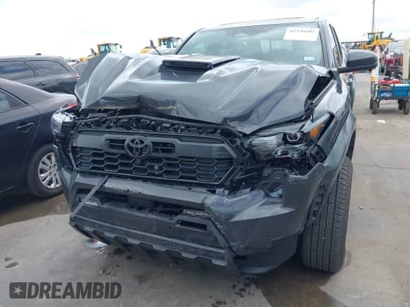 2024 Toyota Tacoma SR5 z VIN 3TMLB5JN2RM051282, wystawiony jako IAAI lot #42370502 z przebiegiem 3 932 mil mil oraz . Historia ofert i sprzedaży dostępna na DreamBid. Obrazek 6.