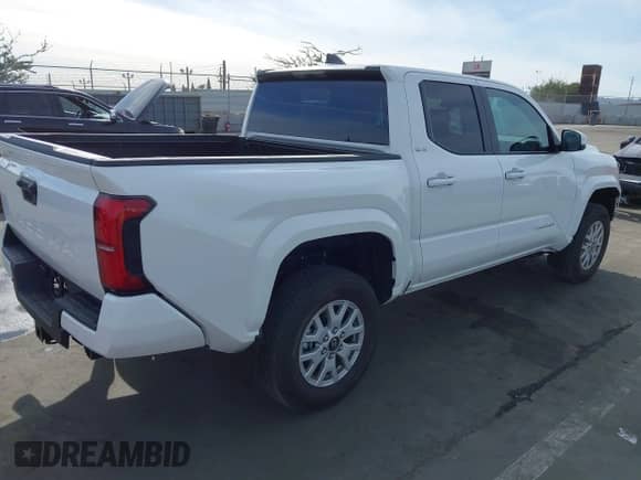 2024 Toyota Tacoma SR5 z VIN 3TMKB5FN5RM022914, wystawiony jako IAAI lot #41398168 z przebiegiem 2 535 mil mil oraz . Historia ofert i sprzedaży dostępna na DreamBid. Obrazek 4.