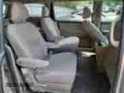 2017 Kia Sedona L z VIN KNDMA5C13H6284071, wystawiony jako Copart lot #66113925 z przebiegiem 80 057 mil mil oraz Szkoda całkowita • Salvage title. Historia ofert i sprzedaży dostępna na DreamBid. Obrazek 11.