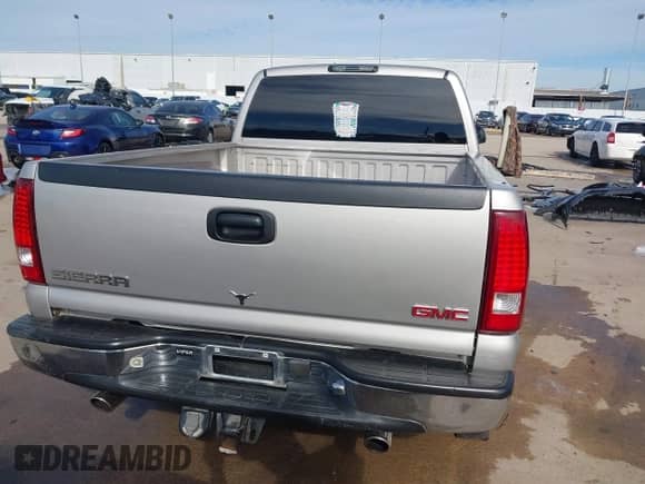 2005 GMC Sierra 1500 SLE z VIN 2GTEC19TX51217941, wystawiony jako IAAI lot #41333257 z przebiegiem 273 832 mil mil oraz . Historia ofert i sprzedaży dostępna na DreamBid. Obrazek 16.
