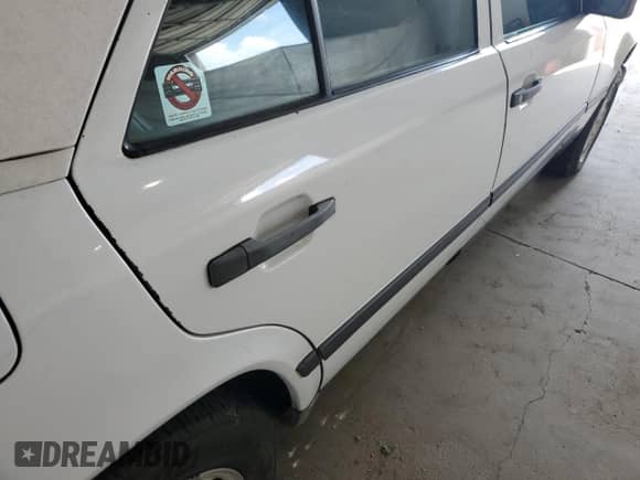 1987 Mercedes-Benz 300 E z VIN WDBEA30D4HA401644, wystawiony jako Copart lot #66001555 z przebiegiem 269 943 mil mil oraz Czysty tytuł • Clean title. Historia ofert i sprzedaży dostępna na DreamBid. Obrazek 10.