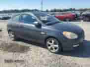 2008 Hyundai Accent SE z VIN KMHCN36C38U087622, wystawiony jako Copart lot #84217995 z przebiegiem 222 658 mil mil oraz Czysty tytuł • Clean title. Historia ofert i sprzedaży dostępna na DreamBid. Obrazek 4.