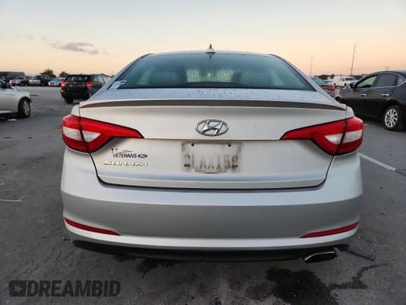 2015 Hyundai Sonata SE z VIN 5NPE24AF2FH193662, wystawiony jako Copart lot #82616935 z przebiegiem 100 911 mil mil oraz Czysty tytuł • Clean title. Historia ofert i sprzedaży dostępna na DreamBid. Obrazek 6.