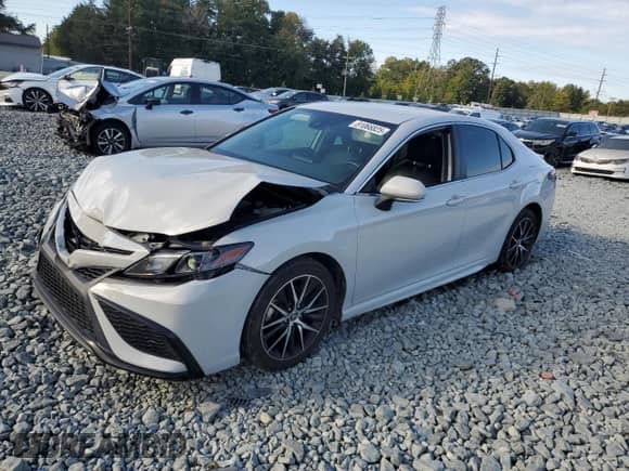 2023 Toyota Camry SE z VIN 4T1G11AK2PU109401, wystawiony jako Copart lot #81066825 z przebiegiem 60 883 mil mil oraz Szkoda całkowita • Salvage title. Historia ofert i sprzedaży dostępna na DreamBid. Obrazek 1.