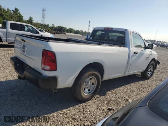 2020 Ram 1500 Tradesman z VIN 3C6JR6DG0LG209492, wystawiony jako Copart lot #53262505 z przebiegiem 76 371 mil mil oraz Czysty tytuł • Clean title. Historia ofert i sprzedaży dostępna na DreamBid. Obrazek 3.