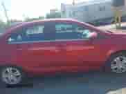 2012 Chevrolet Sonic LT z VIN 1G1JD5SB7C4224456, wystawiony jako IAAI lot #42580202 z przebiegiem 85 713 mil mil oraz . Historia ofert i sprzedaży dostępna na DreamBid. Obrazek 13.