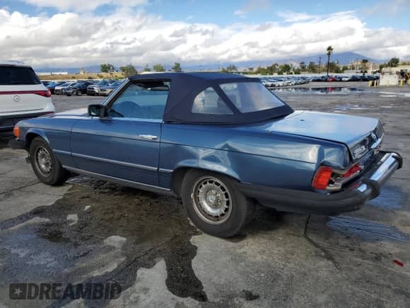 1984 Mercedes-Benz 380 SL z VIN WDBBA45A0EA010252, wystawiony jako Copart lot #85311625 z przebiegiem 75 448 mil mil oraz Szkoda całkowita • Salvage title. Historia ofert i sprzedaży dostępna na DreamBid. Obrazek 2.