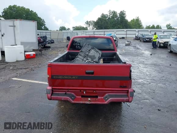 1995 Chevrolet S-10 LS z VIN 1GCCS19Z7S8160363, wystawiony jako IAAI lot #42789220 z przebiegiem 454 199 mil mil oraz . Historia ofert i sprzedaży dostępna na DreamBid. Obrazek 15.