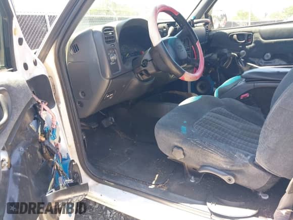 2000 Chevrolet Blazer LT with VIN 1GNDT13W9Y2218539, listed as a IAAI auction lot 42311054 with 327,214 mi miles and . Bid and sale history available at DreamBid. Image 5.