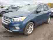 2018 Ford Escape SE z VIN 1FMCU9GD0JUB76678, wystawiony jako IAAI lot #43504868 z przebiegiem 109 546 mil mil oraz . Historia ofert i sprzedaży dostępna na DreamBid. Obrazek 2.