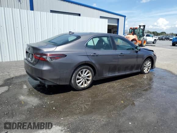 2023 Toyota Camry LE z VIN 4T1C11AK4PU103811, wystawiony jako Copart lot #70062385 z przebiegiem 46 128 mil mil oraz Czysty tytuł • Clean title. Historia ofert i sprzedaży dostępna na DreamBid. Obrazek 3.