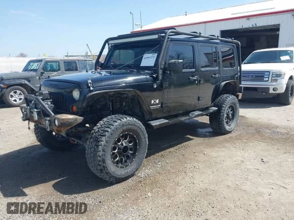 2008 Jeep Wrangler Unlimited X z VIN 1J4GA39188L518712, wystawiony jako IAAI lot #41993372 z przebiegiem 128 278 mil mil oraz . Historia ofert i sprzedaży dostępna na DreamBid. Obrazek 2.