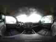 2020 Ram 1500 Laramie z VIN 1C6SRFRT4LN352298, wystawiony jako IAAI lot #43097857 z przebiegiem 59 894 mil mil oraz . Historia ofert i sprzedaży dostępna na DreamBid. Obrazek 18.