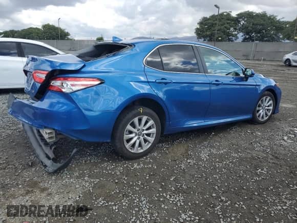 2020 Toyota Camry LE z VIN 4T1C11AK2LU306688, wystawiony jako Copart lot #82510505 z przebiegiem 104 108 mil mil oraz Szkoda całkowita • Salvage title. Historia ofert i sprzedaży dostępna na DreamBid. Obrazek 3.