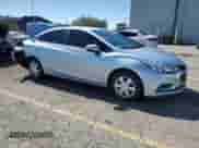 2017 Chevrolet Cruze LS z VIN 3G1BC5SM4HS565006, wystawiony jako Copart lot #85113385 z przebiegiem 60 458 mil mil oraz Szkoda całkowita • Salvage title. Historia ofert i sprzedaży dostępna na DreamBid. Obrazek 4.