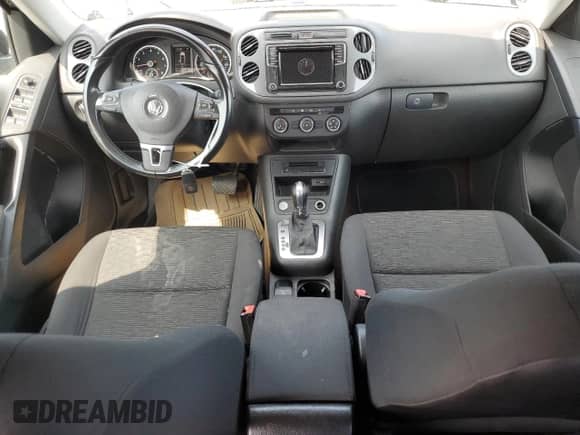 2017 Volkswagen Tiguan S с VIN WVGBV7AX0HK044042, выставлен на аукционе Copart как лот 58409385 с пробегом 127 588 миль миль и Списание • Salvage title. История ставок и продаж доступна на DreamBid. Изображение 8.