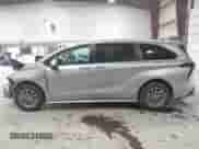 2024 Toyota Sienna LE z VIN 5TDKSKFC2RS130940, wystawiony jako IAAI lot #43343546 z przebiegiem 43 572 mil mil oraz . Historia ofert i sprzedaży dostępna na DreamBid. Obrazek 14.