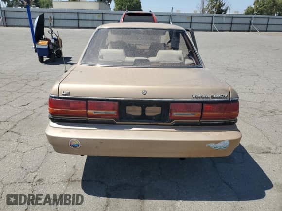 1990 Toyota Camry z VIN 4T1SV22E0LU247672, wystawiony jako Copart lot #70946385 z przebiegiem 277 952 mil mil oraz Szkoda całkowita • Salvage title. Historia ofert i sprzedaży dostępna na DreamBid. Obrazek 6.