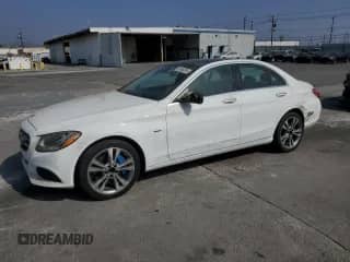 2017 Mercedes-Benz C 350e с VIN 55SWF4HBXHU223101, выставлен на аукционе Copart как лот 74845054 с пробегом 82 049 миль миль и Списание • Salvage title. История ставок и продаж доступна на DreamBid. Изображение 1.