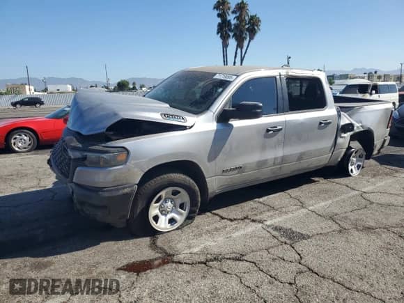 2025 Ram 1500 Tradesman z VIN 1C6RREGG4SN640173, wystawiony jako Copart lot #71719095 z przebiegiem 5 697 mil mil oraz Szkoda całkowita • Salvage title. Historia ofert i sprzedaży dostępna na DreamBid. Obrazek 1.