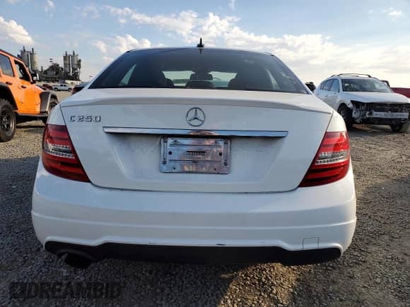 2014 Mercedes-Benz C 250 Sport z VIN WDDGF4HB2EA932024, wystawiony jako Copart lot #82666345 z przebiegiem 158 620 mil mil oraz Czysty tytuł • Clean title. Historia ofert i sprzedaży dostępna na DreamBid. Obrazek 6.
