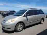 2010 Toyota Sienna CE z VIN 5TDKK4CC3AS302574, wystawiony jako Copart lot #65031275 z przebiegiem 133 319 mil mil oraz Szkoda całkowita • Salvage title. Historia ofert i sprzedaży dostępna na DreamBid. Obrazek 1.