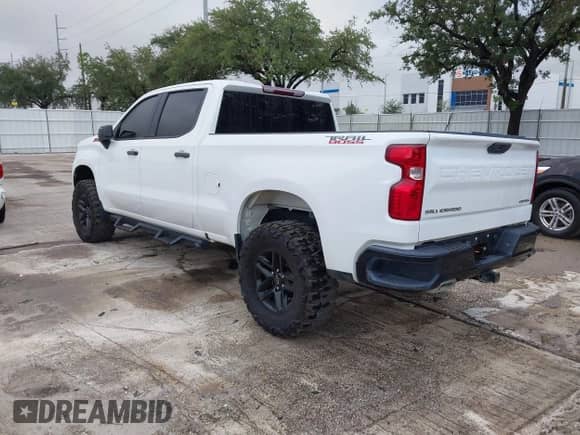 2022 Chevrolet Silverado 1500 Custom Trail Boss z VIN 3GCUDCET0NG553356, wystawiony jako IAAI lot #43564139 z przebiegiem 134 744 mil mil oraz . Historia ofert i sprzedaży dostępna na DreamBid. Obrazek 3.