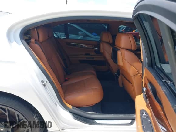 2012 BMW 7 Series 750Li z VIN WBAKB8C54CC964576, wystawiony jako IAAI lot #42499443 z przebiegiem 78 728 mil mil oraz . Historia ofert i sprzedaży dostępna na DreamBid. Obrazek 8.
