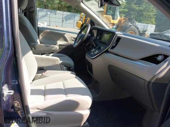 2018 Toyota Sienna LE Auto Access Seat с VIN 5TDKZ3DC5JS919690, выставлен на аукционе IAAI как лот 42874442 с пробегом 85 209 миль миль и . История ставок и продаж доступна на DreamBid. Изображение 5.