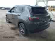 2020 Jeep Compass Latitude z VIN 3C4NJCBB4LT258791, wystawiony jako IAAI lot #42699336 z przebiegiem 36 583 mil mil oraz . Historia ofert i sprzedaży dostępna na DreamBid. Obrazek 3.