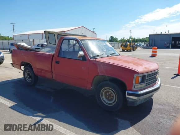 1988 Chevrolet Silverado 2500 z VIN 1GCFC24H6JZ151273, wystawiony jako IAAI lot #42625042 z przebiegiem 87 026 mil mil oraz . Historia ofert i sprzedaży dostępna na DreamBid. Obrazek 1.