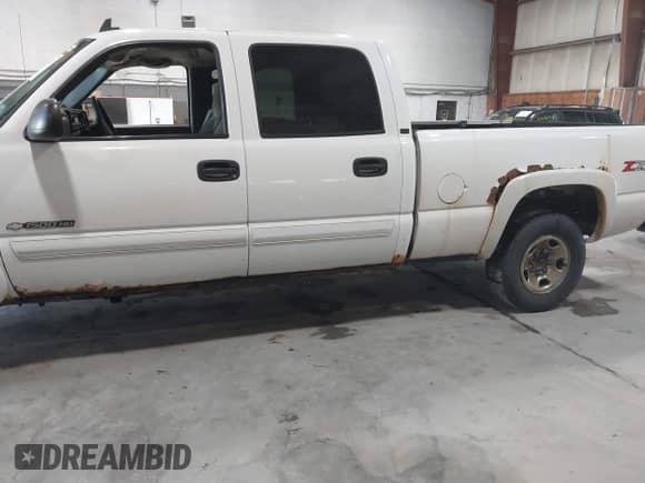 2007 Chevrolet Silverado 1500HD LS z VIN 1GCGK13U97F102188, wystawiony jako IAAI lot #42447177 z przebiegiem 260 613 mil mil oraz . Historia ofert i sprzedaży dostępna na DreamBid. Obrazek 18.