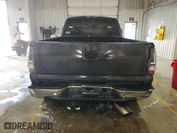 2005 Chevrolet Silverado 2500HD LS z VIN 1GCHK23285F865972, wystawiony jako Copart lot #57789985 z przebiegiem 396 060 mil mil oraz Szkoda całkowita • Salvage title. Historia ofert i sprzedaży dostępna na DreamBid. Obrazek 6.