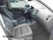 2017 Volkswagen Tiguan Wolfsburg Edition z VIN WVGRV7AX9HK002659, wystawiony jako IAAI lot #42482438 z przebiegiem 88 841 mil mil oraz . Historia ofert i sprzedaży dostępna na DreamBid. Obrazek 5.