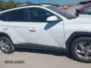 2024 Hyundai Tucson SEL z VIN 5NMJB3DE8RH316975, wystawiony jako IAAI lot #43422280 z przebiegiem 58 249 mil mil oraz . Historia ofert i sprzedaży dostępna na DreamBid. Obrazek 13.