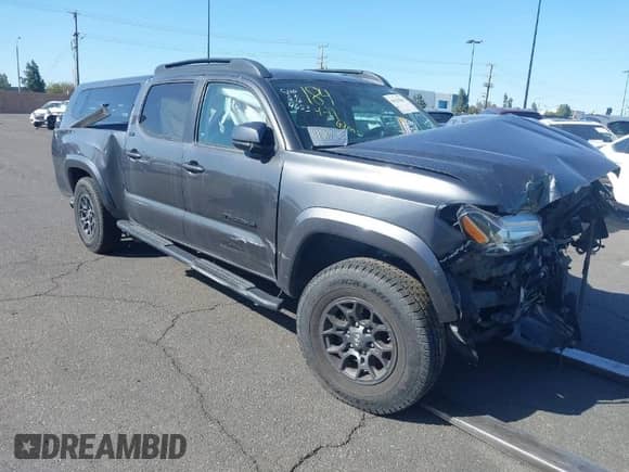 2018 Toyota Tacoma SR5 z VIN 3TMBZ5DN3JM014653, wystawiony jako IAAI lot #41629265 z przebiegiem 93 448 mil mil oraz . Historia ofert i sprzedaży dostępna na DreamBid. Obrazek 1.